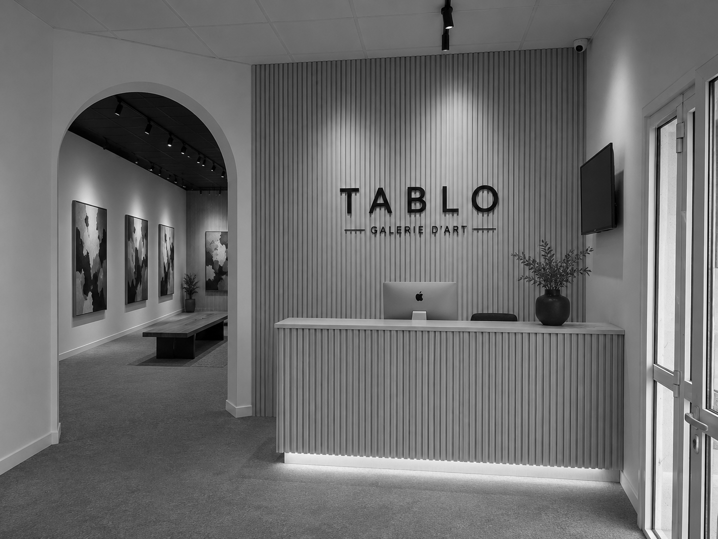 Comptoir accueil galerie Tablo, ambiance minimaliste bois